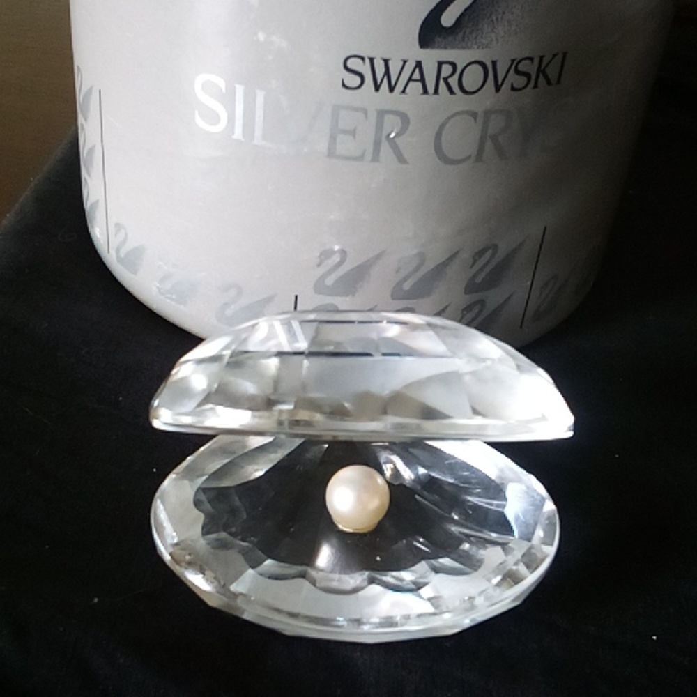 Swarovski pearl in a clam shell vintage retired mint in container